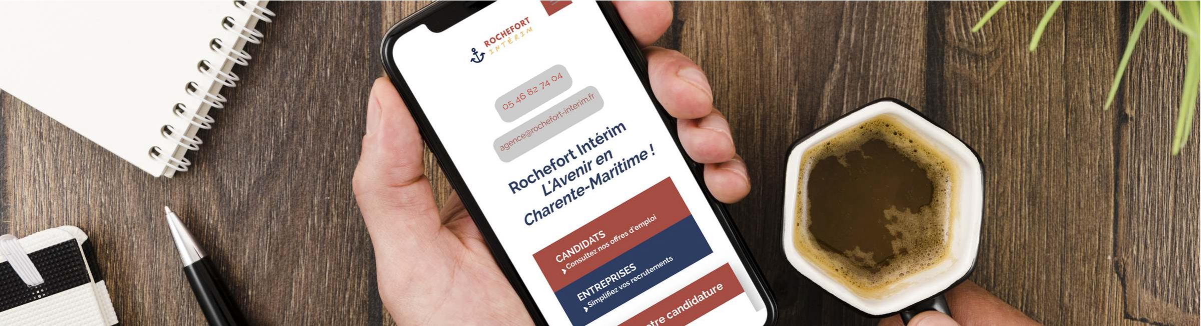 Un candidat utilise son smartphone pour contacter l'agence d'emploi Rochefort Intérim