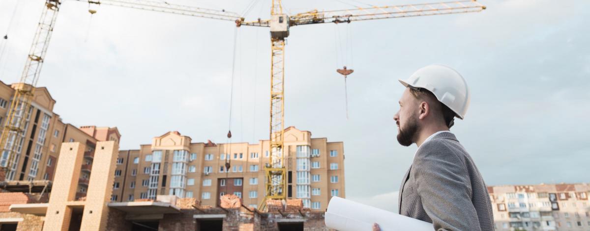 Un chef de chantier du secteur du bâtiment