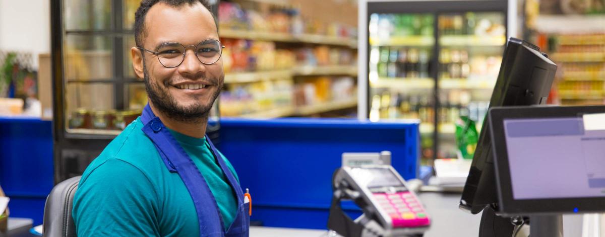 Un hôte de caisse dans un supermarché